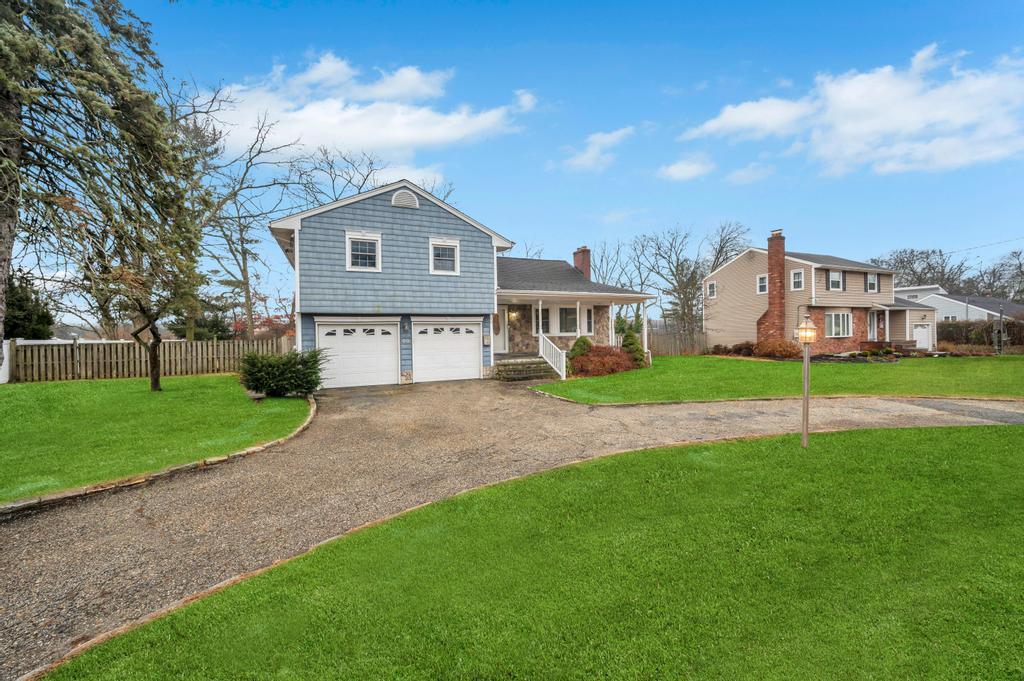 60 Higgins Street, North Babylon, New York image 2