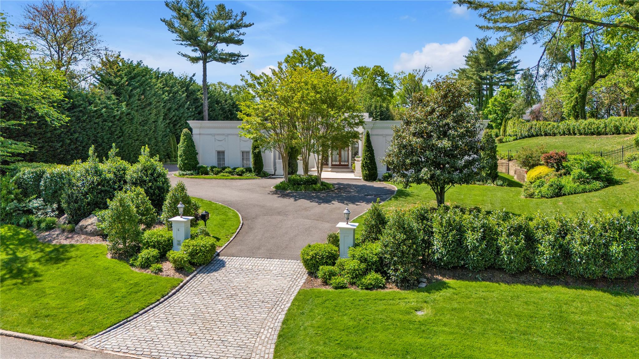 6 Hamptworth Drive