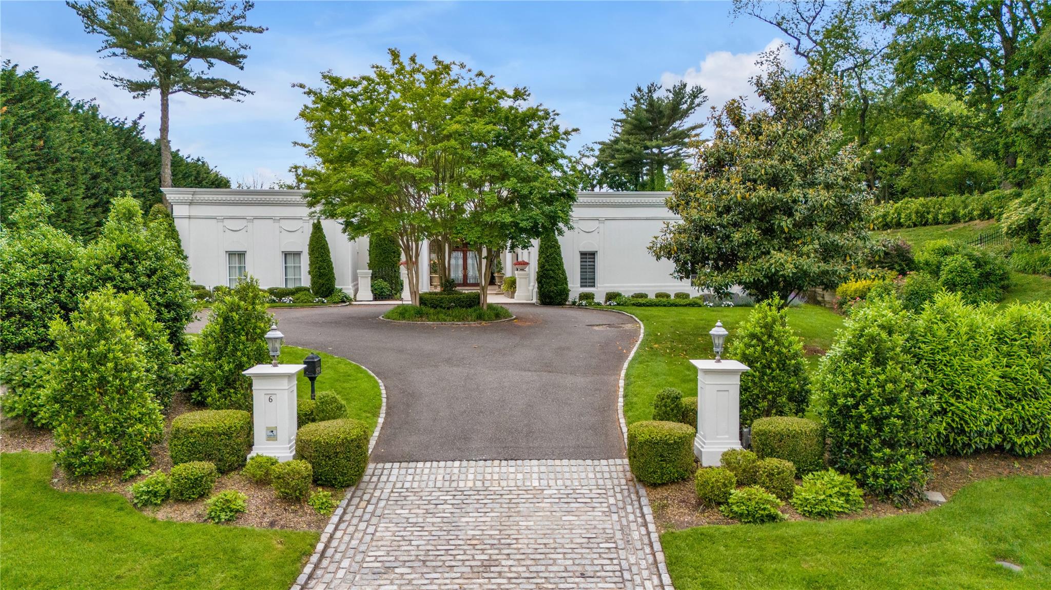 6 Hamptworth Drive