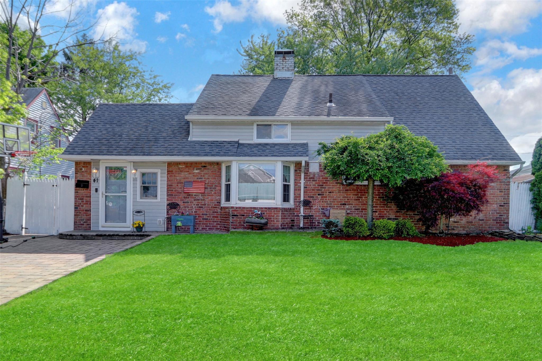 41 Woodpecker Lane, Levittown, New York image 1