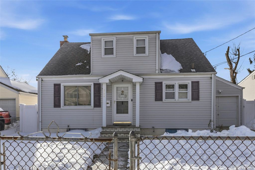 Photo of 622 wellelein Road, Uniondale, NY 11533 (MLS # 960496)