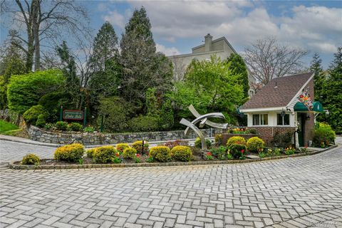 Photo of 99 Waterside Close, Eastchester, NY 10709 (MLS # 989339)