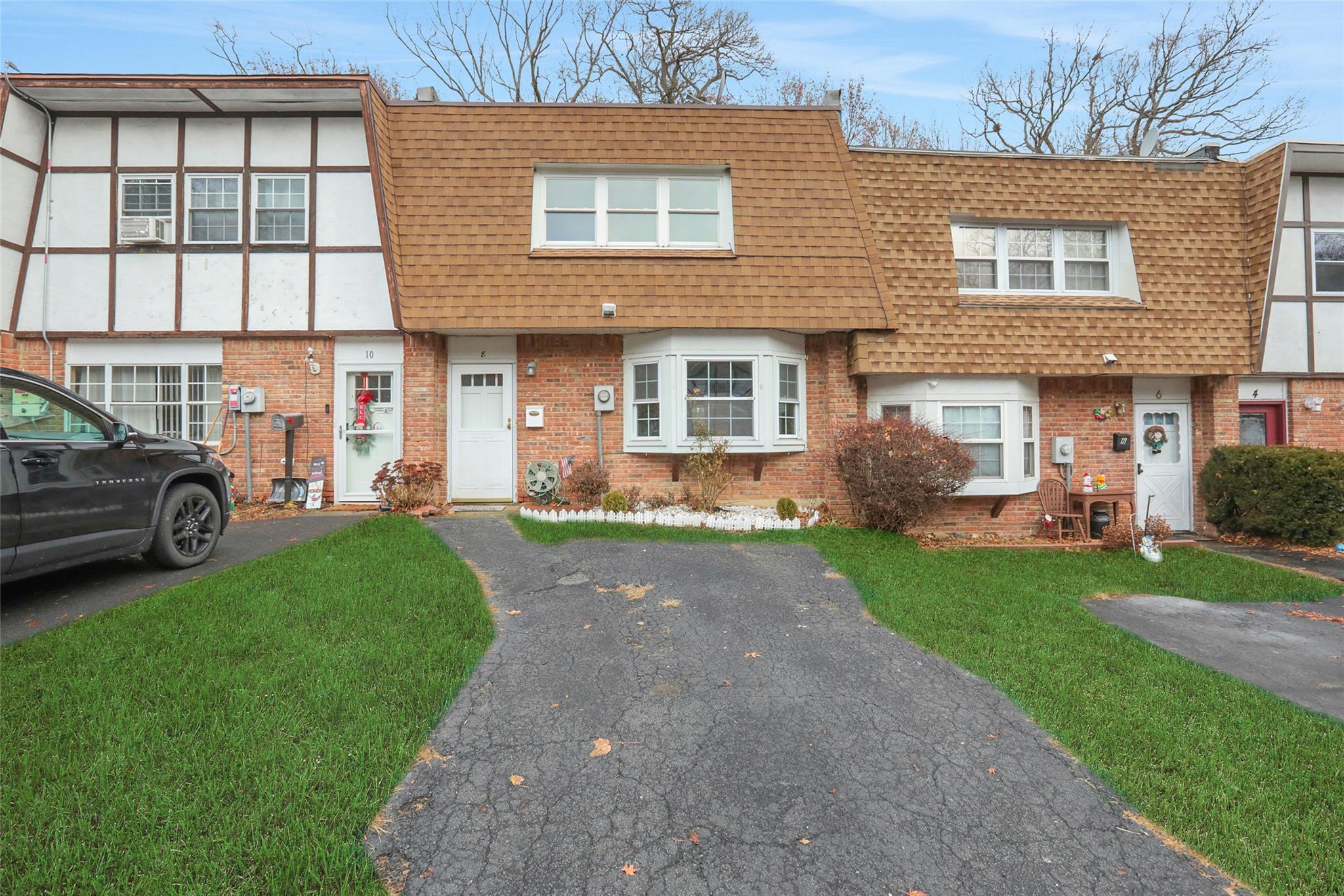 8 Roundtree Court, Beacon, New York image 1