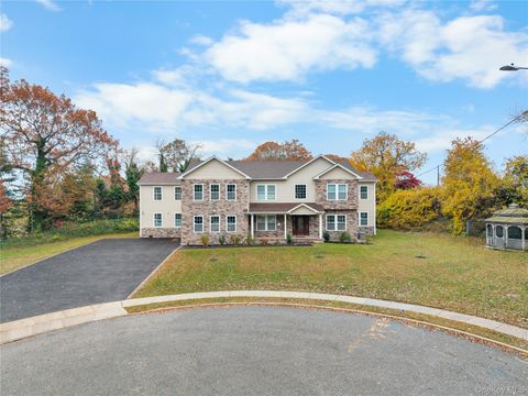 Homes For Sale - 4 Coventry Court<br/> Wheatley Heights, NY 11798