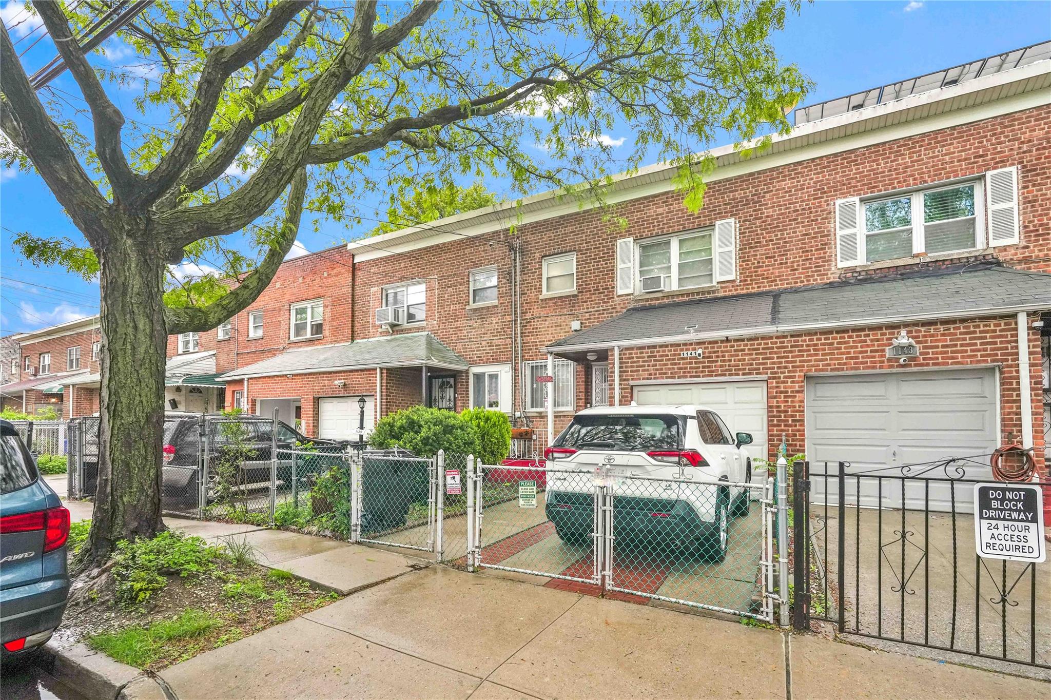 E 213th Street, Bronx, New York - 3 Bedrooms  
2 Bathrooms  
5 Rooms - 