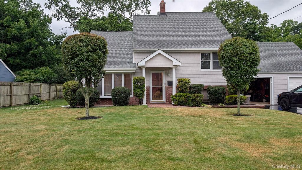 Photo of 7 Oaktree Lane, Huntington Station, NY 11746 (MLS # 1020994)