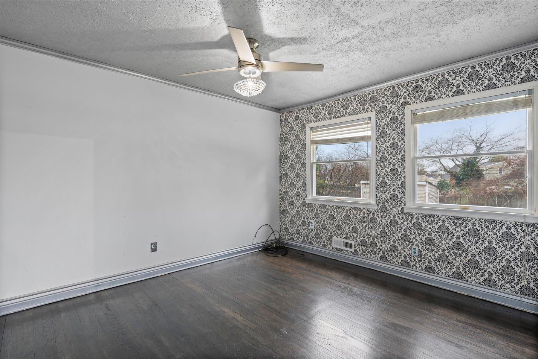 22 Farragut Avenue, Bay Shore, New York image 11