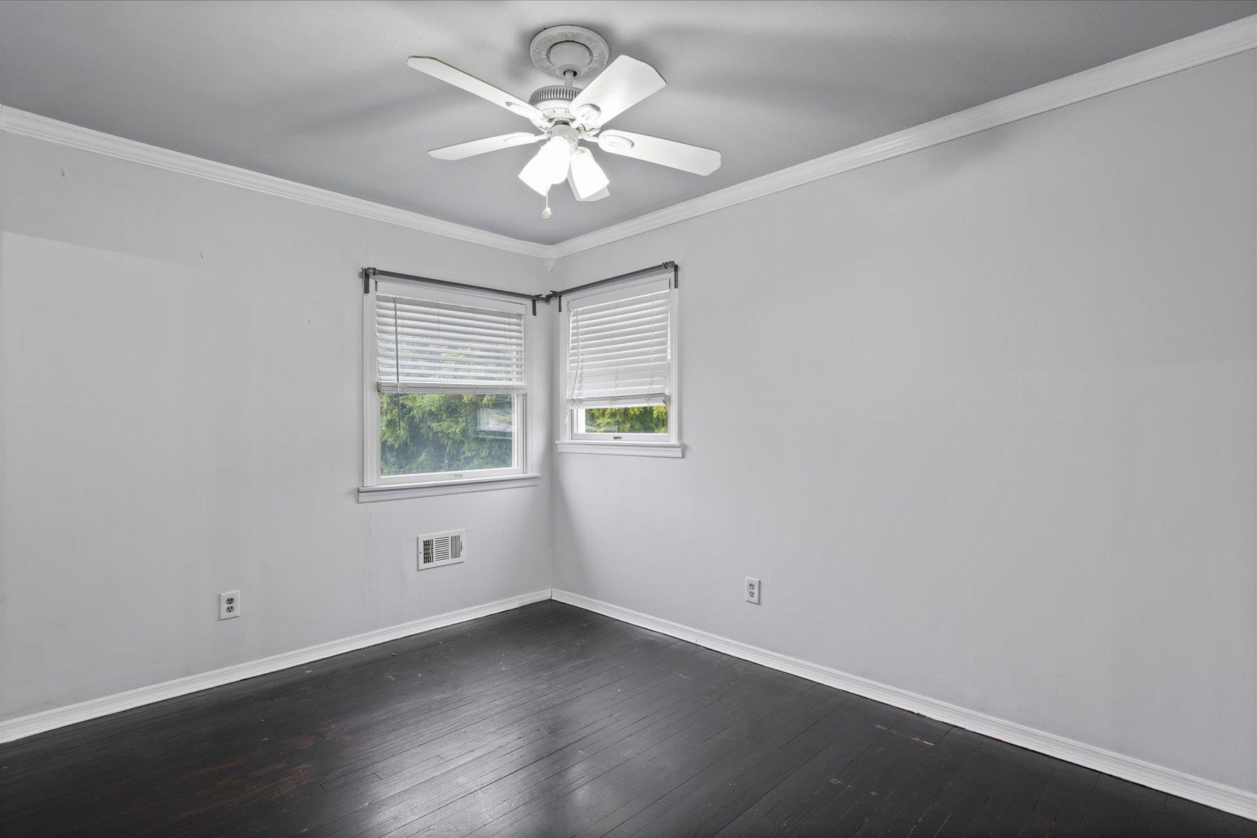 22 Farragut Avenue, Bay Shore, New York image 13