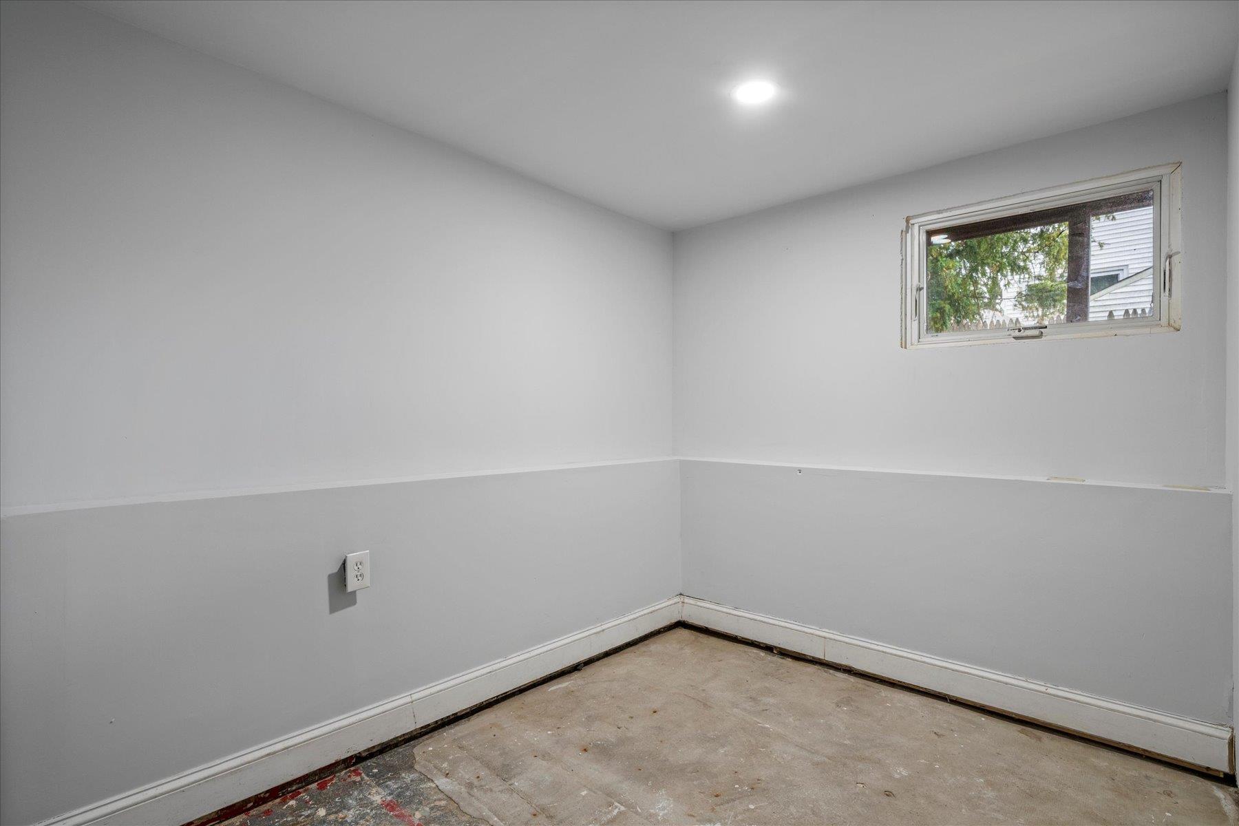 22 Farragut Avenue, Bay Shore, New York image 19