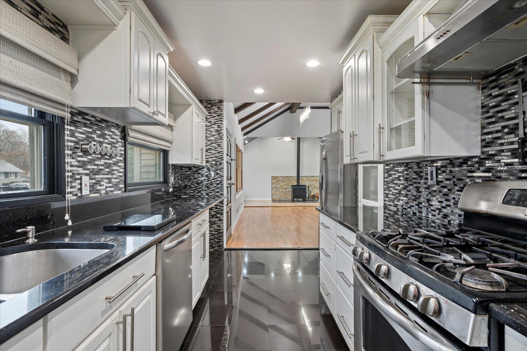 22 Farragut Avenue, Bay Shore, New York image 9