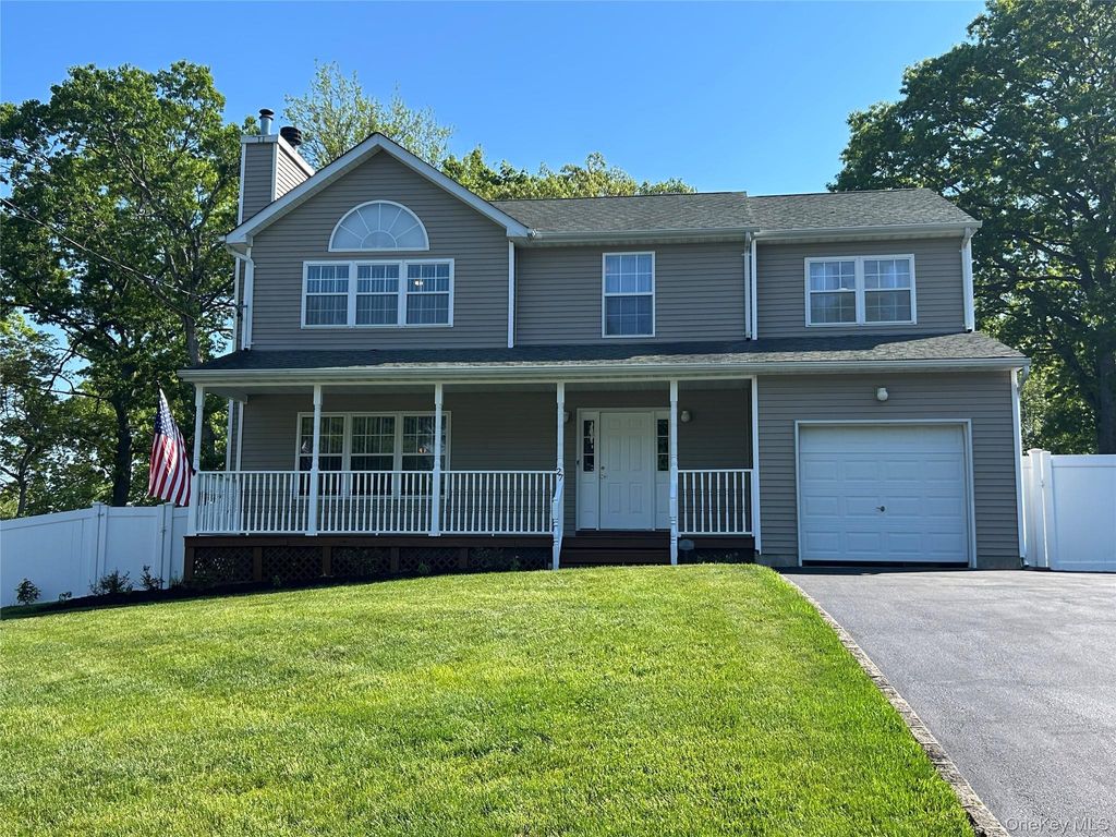 Photo of 27 Sunburst Drive, Rocky Point, NY 11778 (MLS # 1004542)