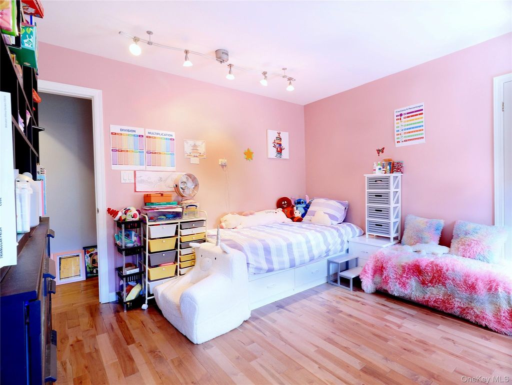 Photo of 6 Morris Lane, Great Neck, NY 11024 (MLS # 971944)