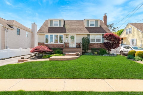 Homes For Sale - 2572 S Saint Marks Avenue<br/> Bellmore, NY 11710