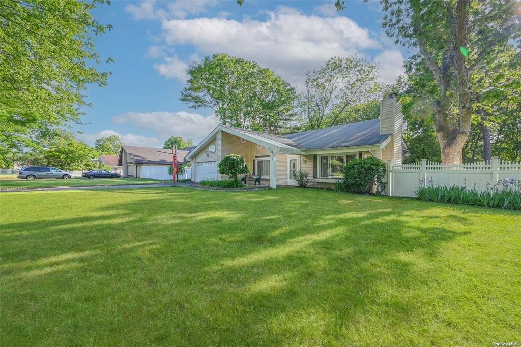 38 Glenmere Lane, Coram, New York image 1