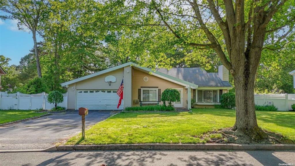 38 Glenmere Lane, Coram, New York image 4