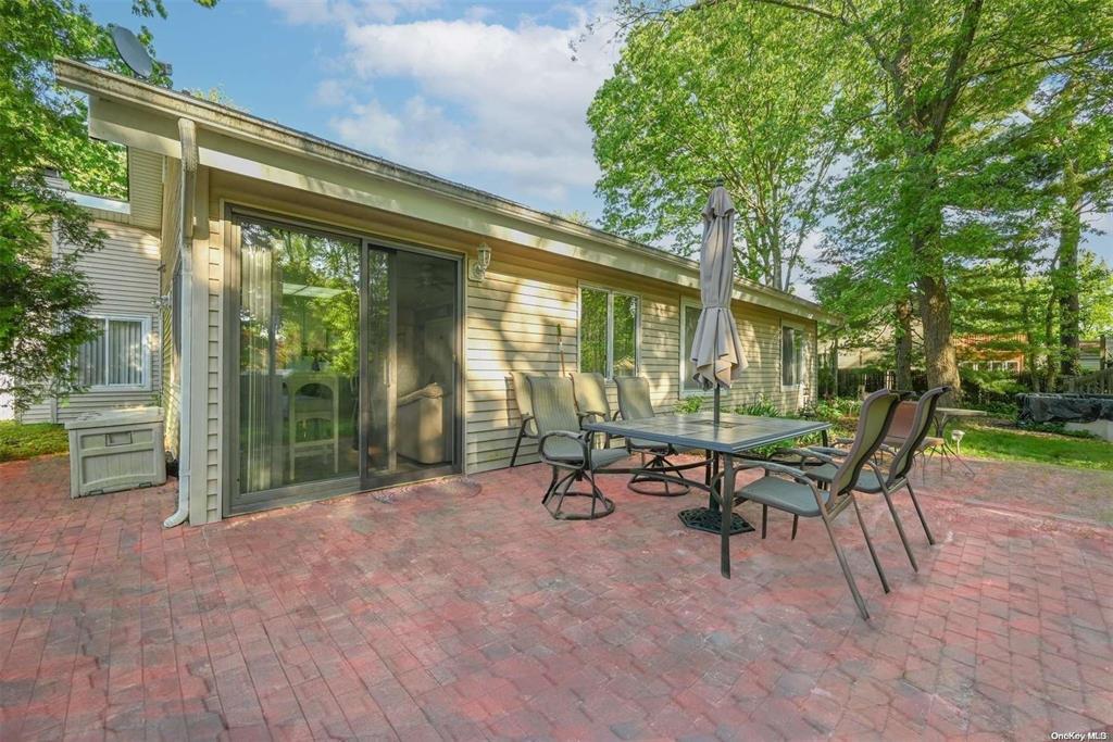 38 Glenmere Lane, Coram, New York image 2