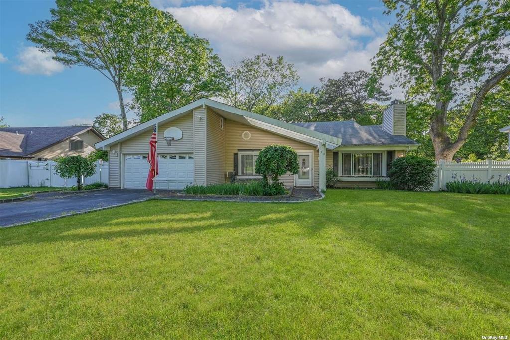 38 Glenmere Lane, Coram, New York image 3