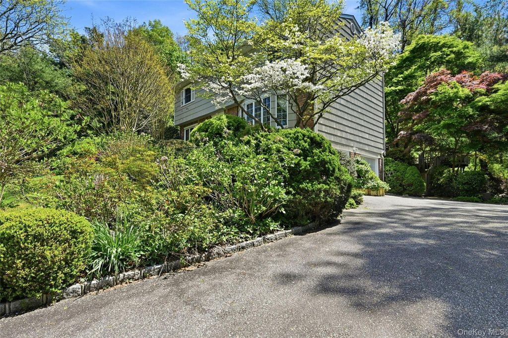 Photo of 21 Northwood Circle, Halesite, NY 11743 (MLS # 995588)