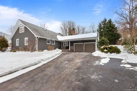Photo of 4 Abbington Place, Northport, NY 11768 (MLS # 960236)
