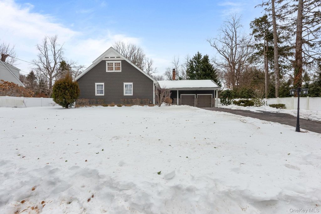 Photo of 4 Abbington Place, Northport, NY 11768 (MLS # 960236)