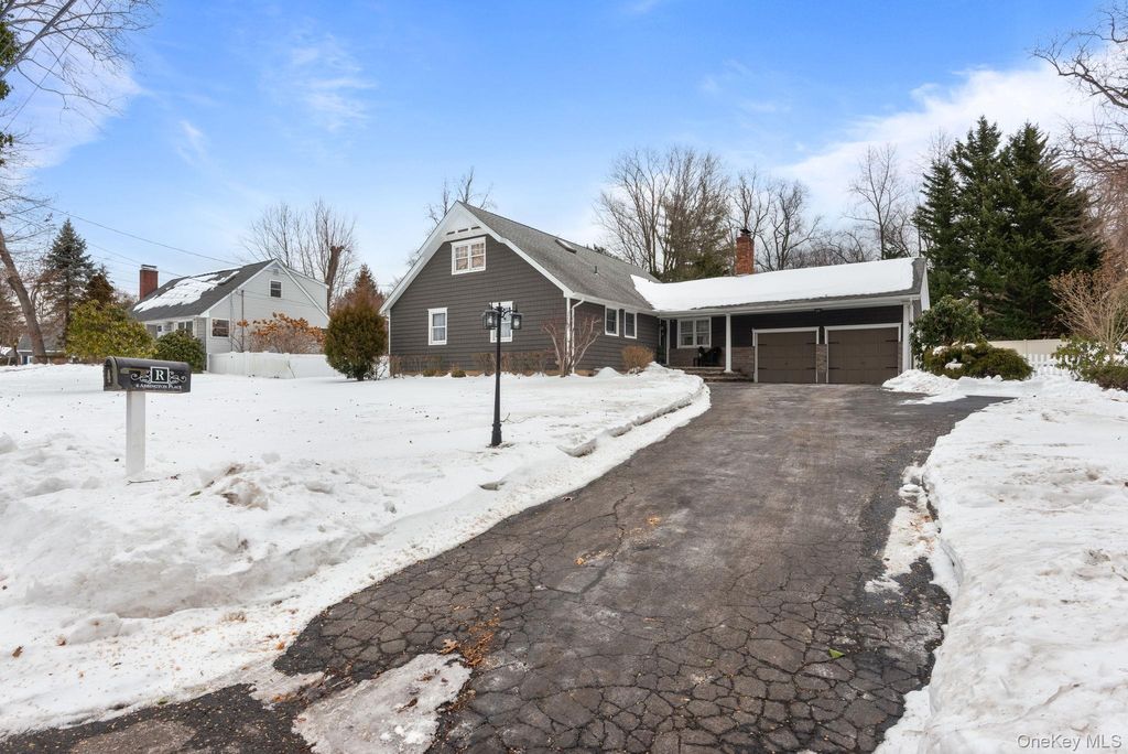 Photo of 4 Abbington Place, Northport, NY 11768 (MLS # 960236)