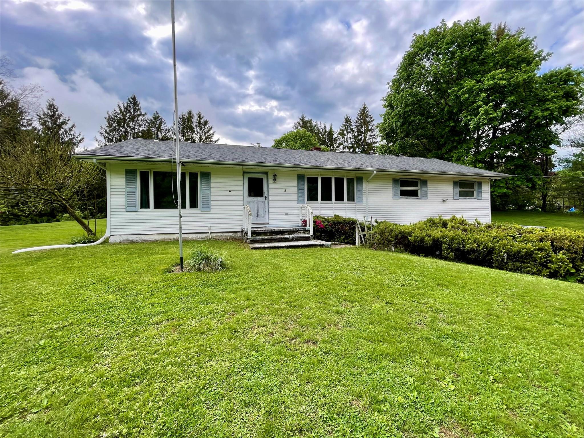 Overlook Rd, Pleasant Valley, New York - 3 Bedrooms  
2.5 Bathrooms  
8 Rooms - 