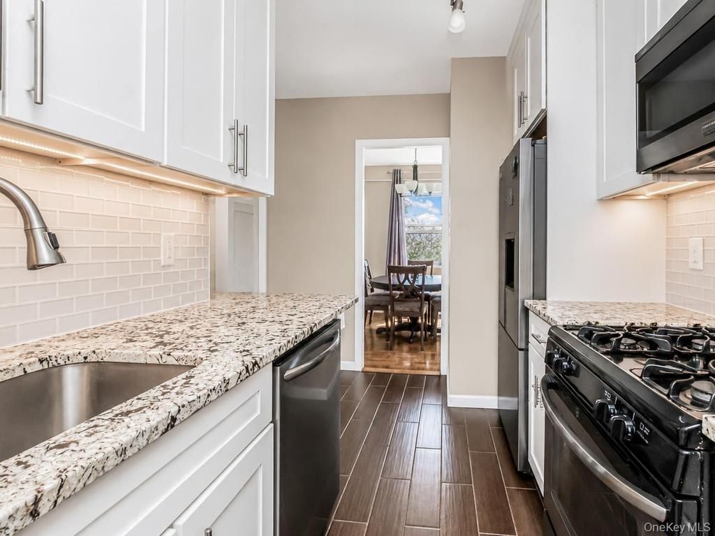 Photo of 250 Garth Rd RD #5J3, Scarsdale, NY 10583 (MLS # 1000300)