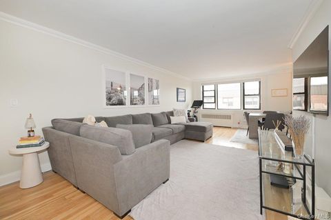 Homes For Sale - 5 Birchwood Court #5J<br/> Mineola, NY 11501