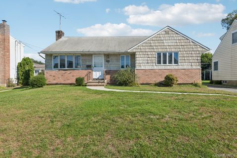 Photo of 17 Whitman Avenue, Syosset, NY 11791 (MLS # 926068)