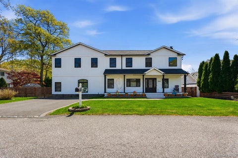 Homes For Sale - 18 Pond Road<br/> Holbrook, NY 11741