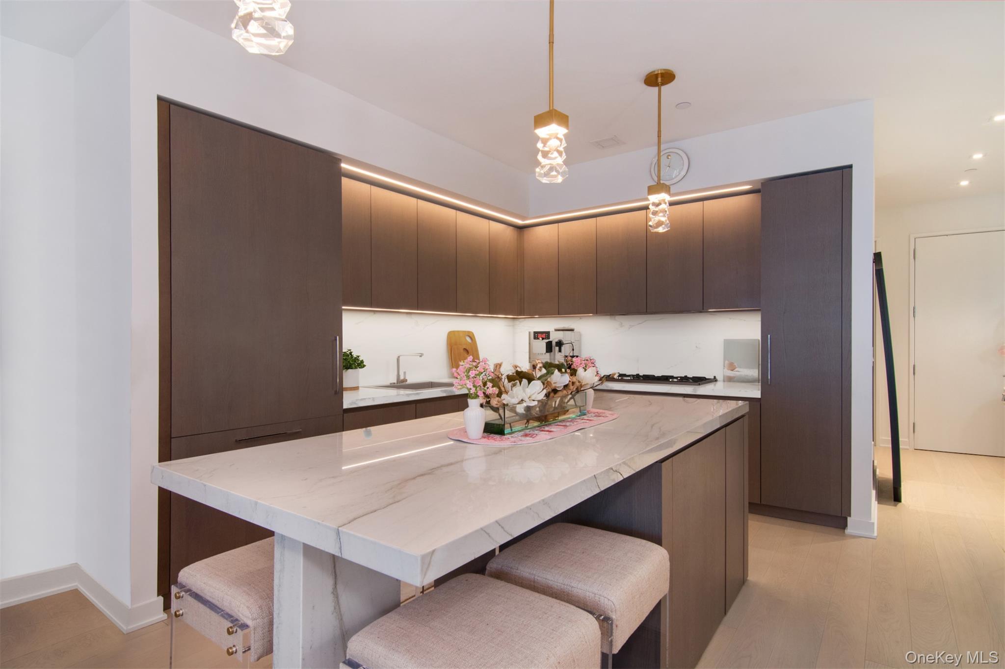 77 Charlton Street N12A