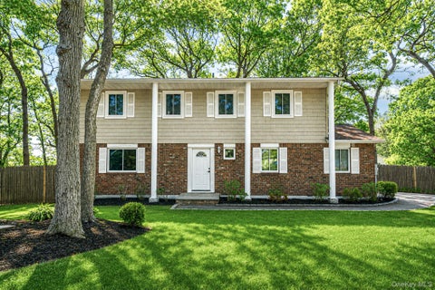 Homes For Sale - 14 Basswood Lane<br/> Farmingville, NY 11738