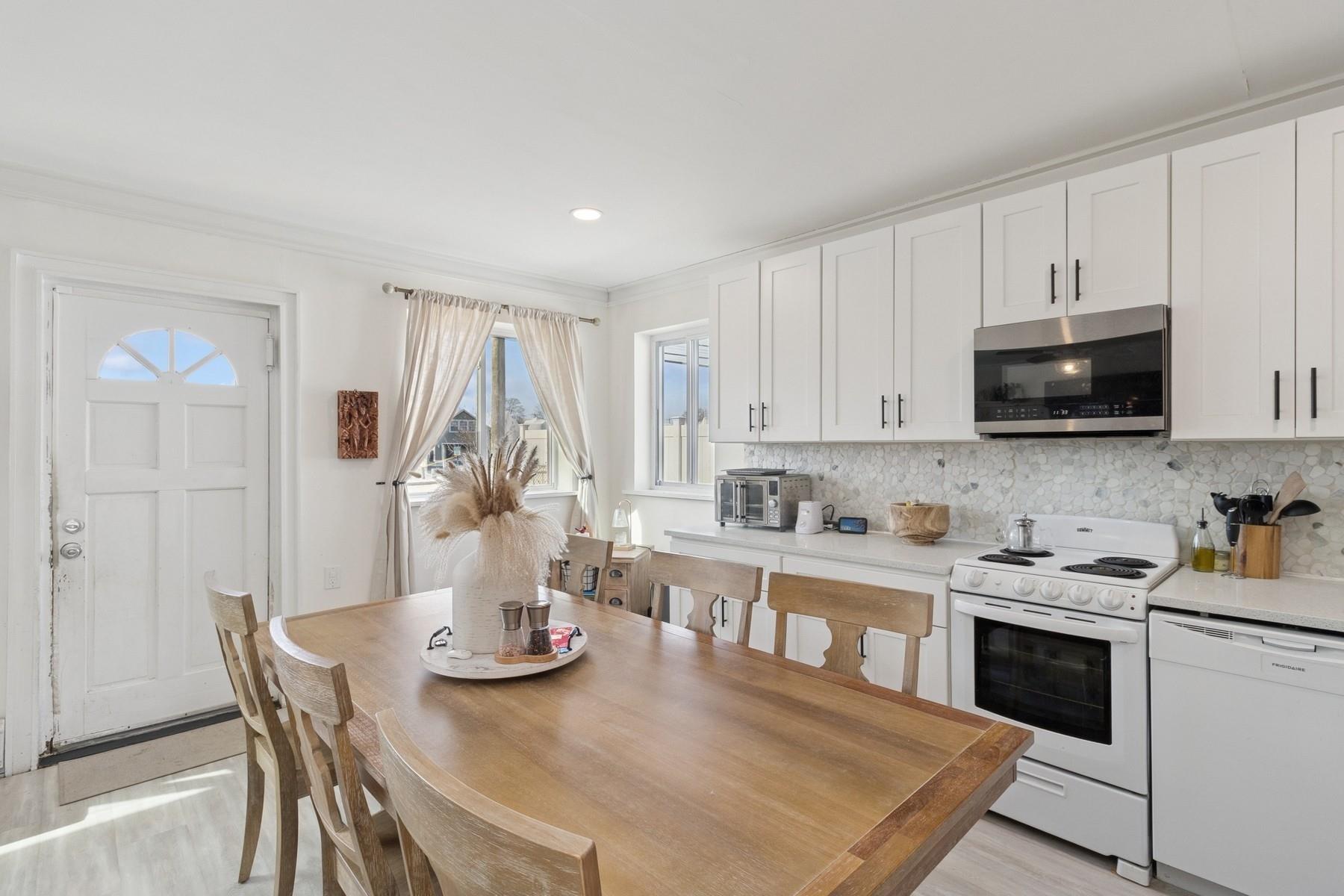 157 E Shore Road, Lindenhurst, New York image 9