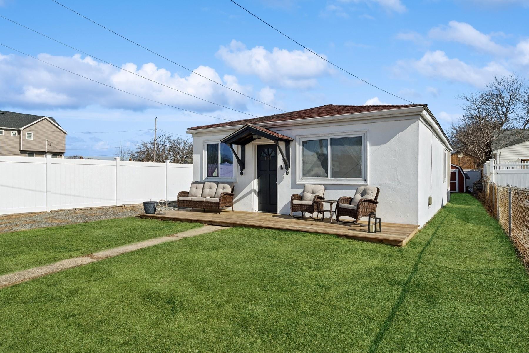 157 E Shore Road, Lindenhurst, New York image 2