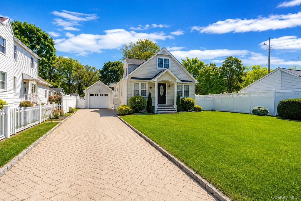 Photo of 305 Arnold Avenue, West Babylon, NY 11704 (MLS # 1001519)