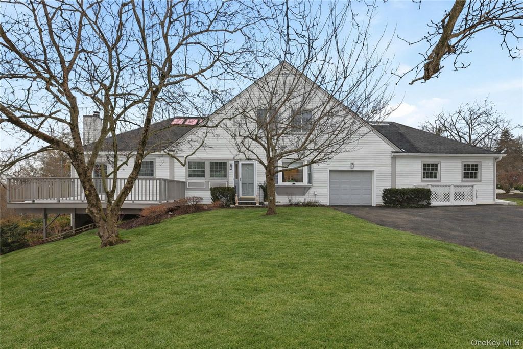 Photo of 12 Brook Hills Circle, White Plains, NY 10605 (MLS # 963561)