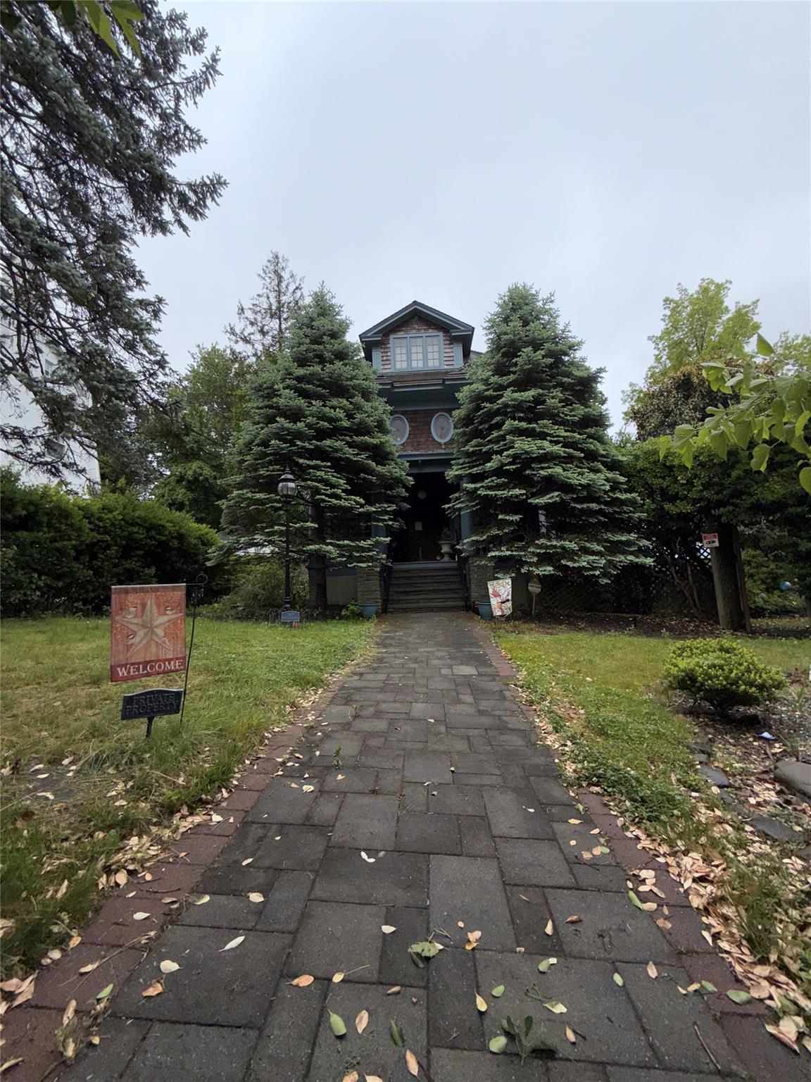 Property for Sale at Ridge Road, Douglaston, Queens, NY - Bedrooms: 5 
Bathrooms: 4.5 
Rooms: 12  - $2,499,999