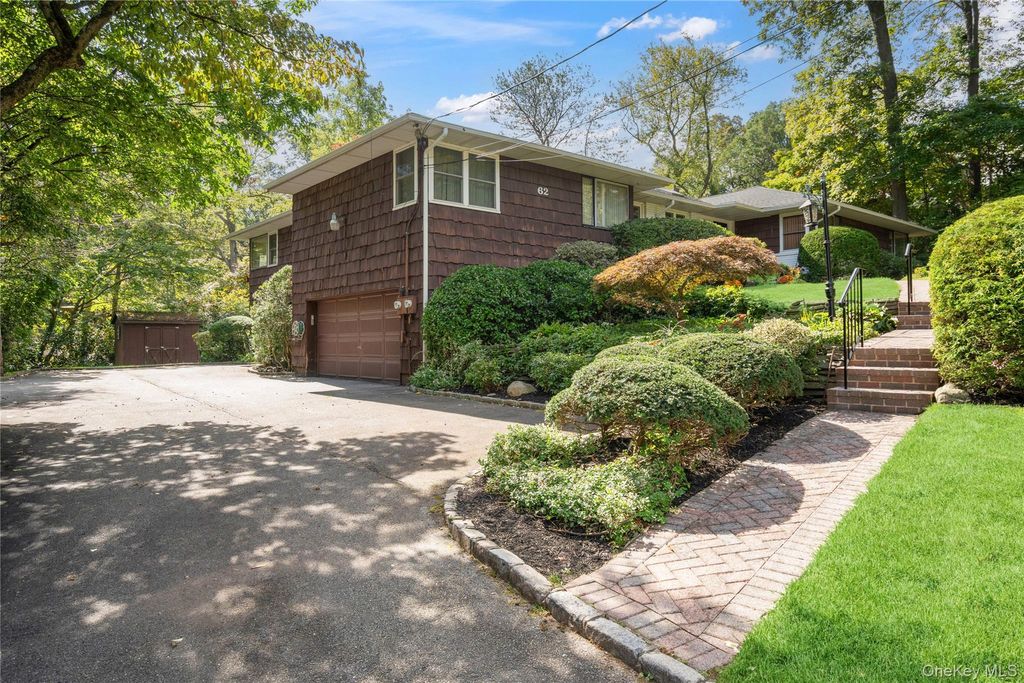 Photo of 62 The Hemlocks, Roslyn Estates, NY 11576 (MLS # 920624)