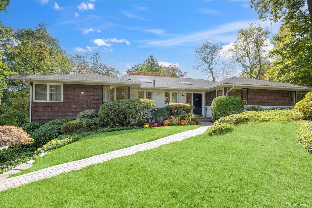 Photo of 62 The Hemlocks, Roslyn Estates, NY 11576 (MLS # 920624)