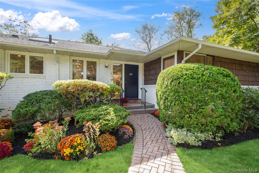Photo of 62 The Hemlocks, Roslyn Estates, NY 11576 (MLS # 920624)