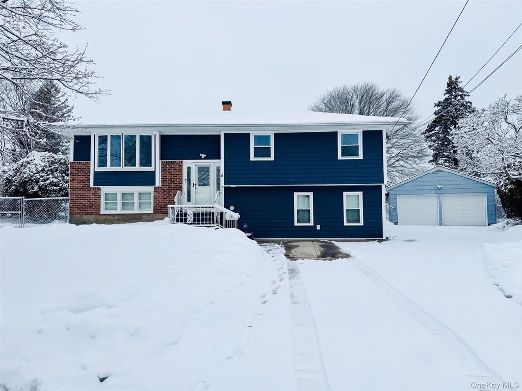 Photo of 6 Little Court, Deer Park, NY 11729 (MLS # 962046)