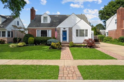 Photo of 39 Gateway, Rockville Centre, NY 11570 (MLS # 903515)