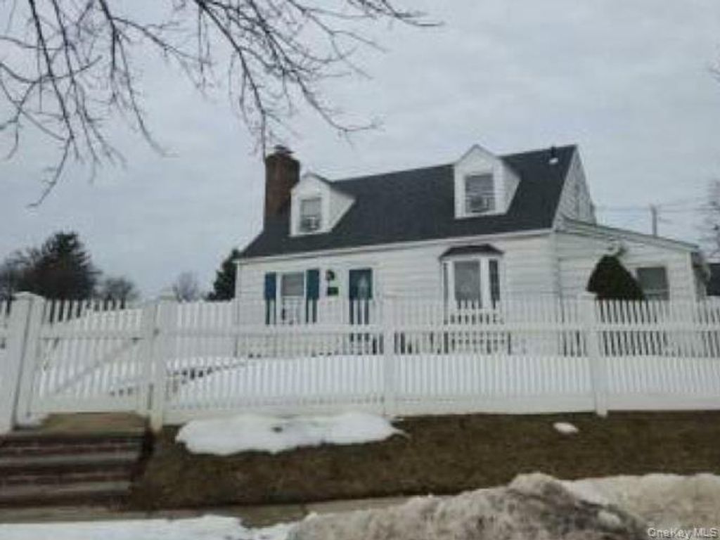 Photo of 281 Anchor Way, Uniondale, NY 11553 (MLS # 967000)