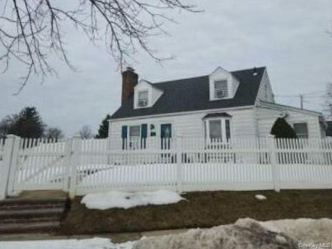 Homes For Sale - 281 Anchor Way<br/> Uniondale, NY 11553