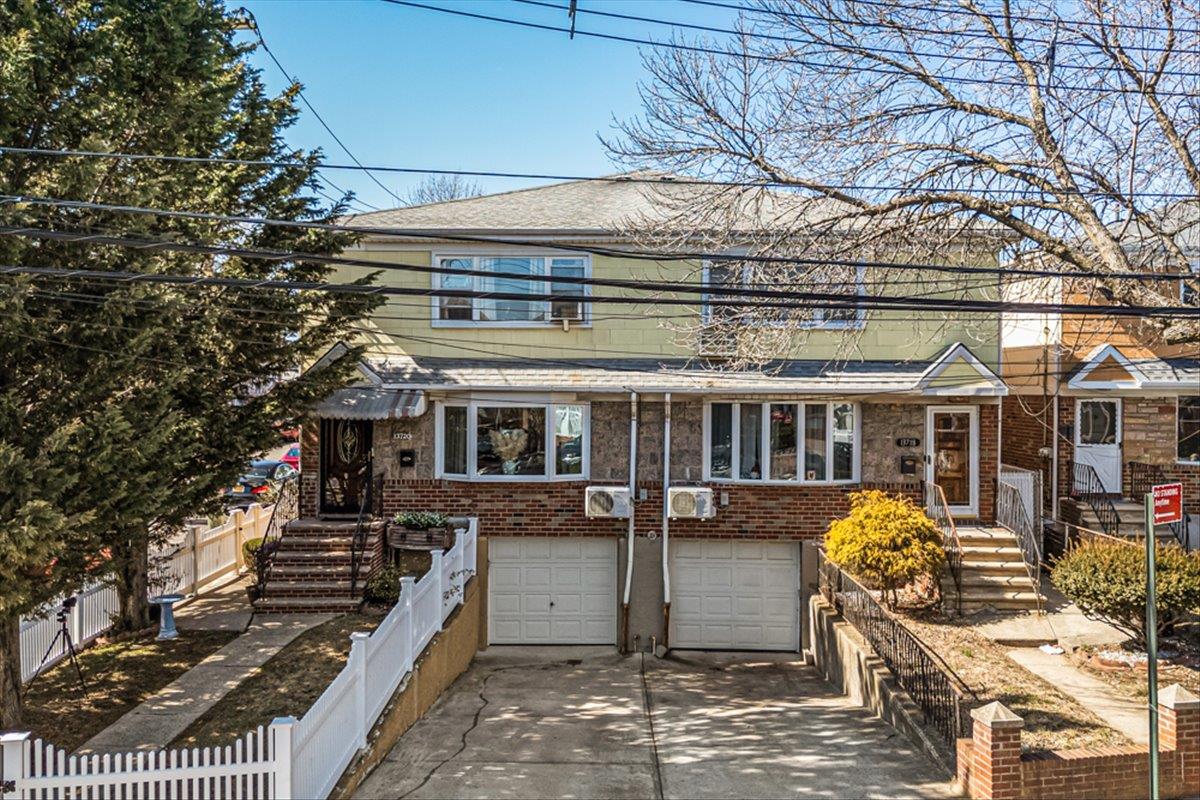 Lafayette Street, Ozone Park, Queens, NY - 6 Bedrooms  
5 Bathrooms - 