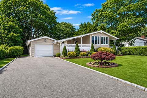 Photo of 425 Old Country Road, Deer Park, NY 11729 (MLS # 1006733)