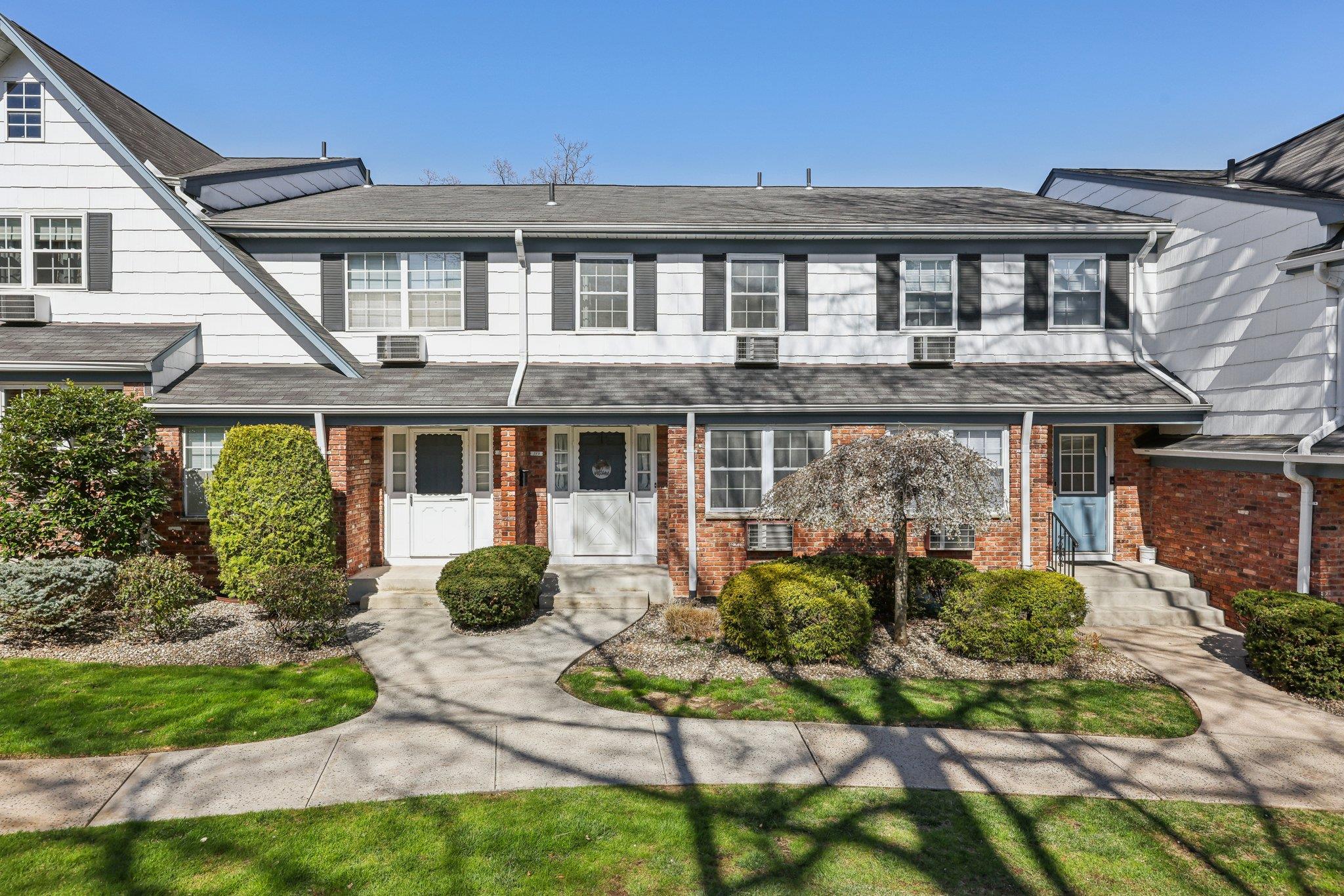 189 Doxbury Lane, Suffern, New York image 1