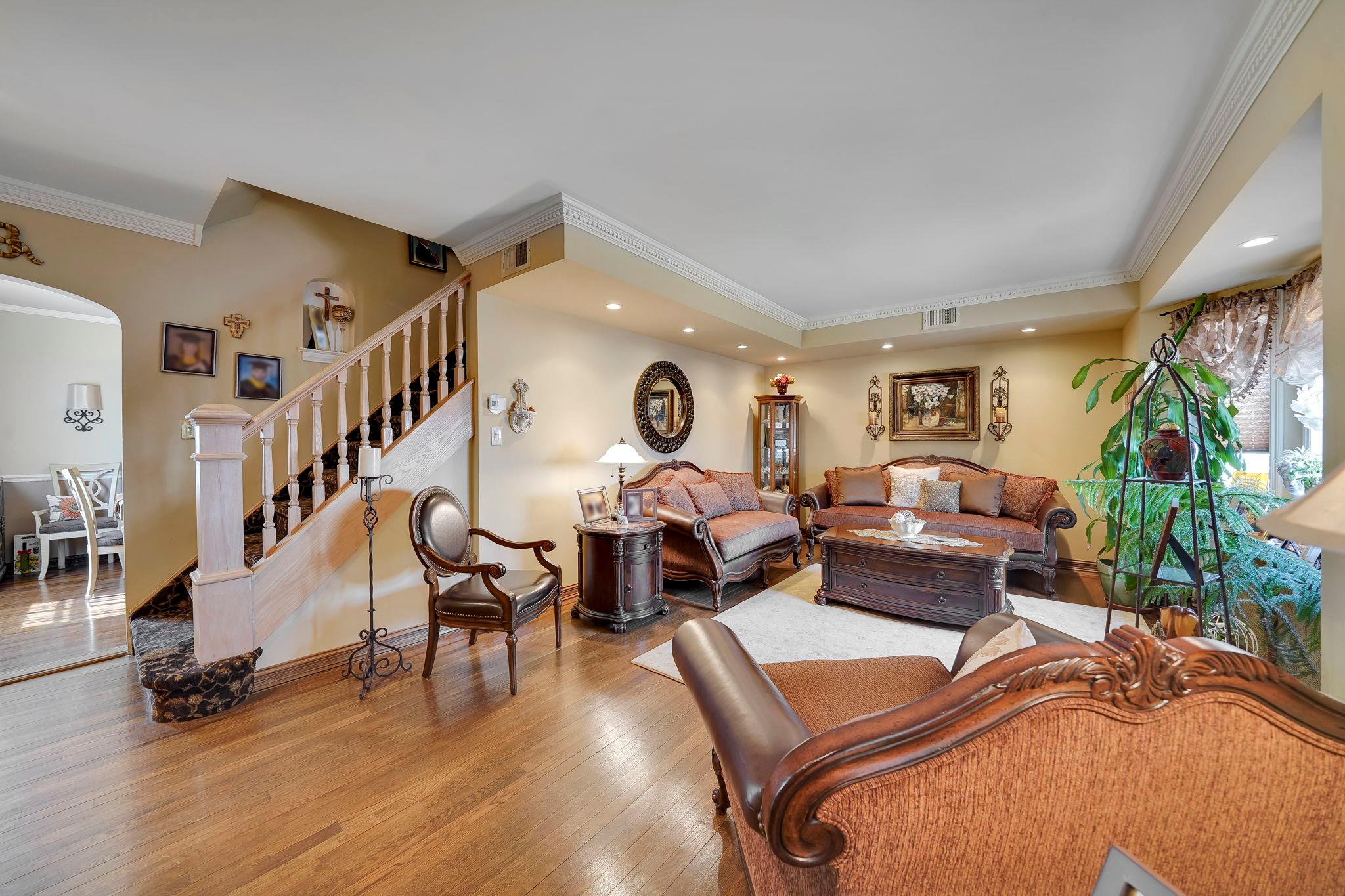 69-60 E 181st Street, Fresh Meadows, Florida image 3
