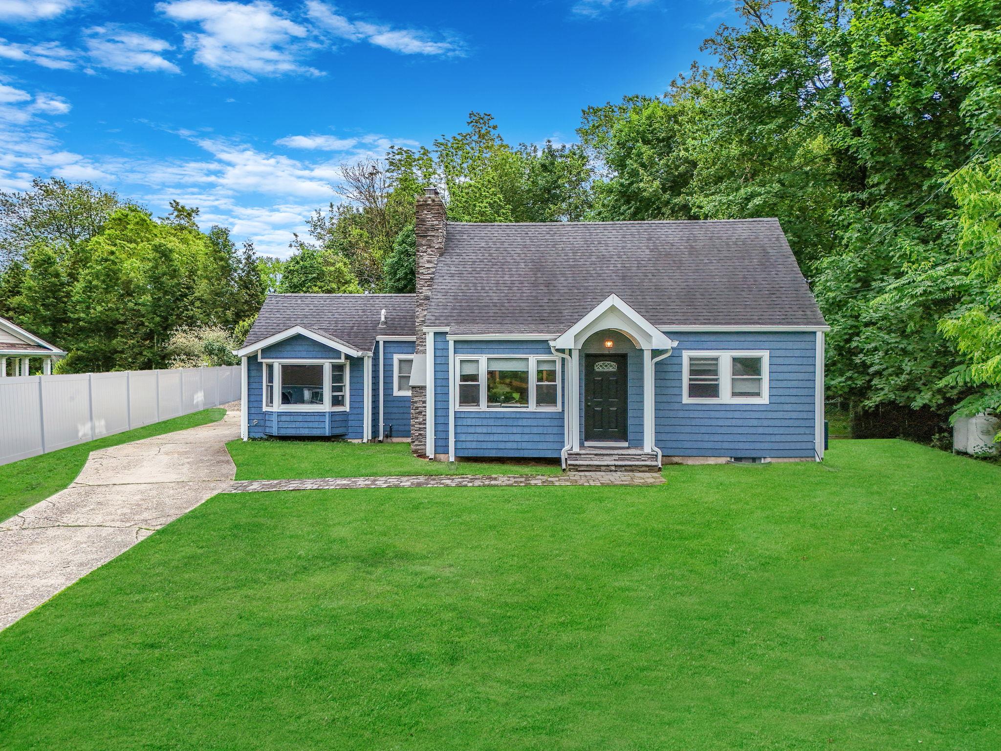 Property for Sale at Youngs Lane, Setauket, Hamptons, NY - Bedrooms: 5 
Bathrooms: 3  - $849,990