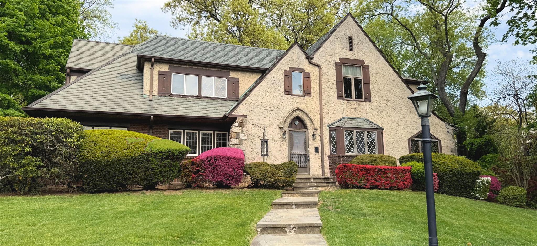 Property for Sale at Paine Avenue, New Rochelle, New York - Bedrooms: 5 
Bathrooms: 4 
Rooms: 12  - $1,365,000